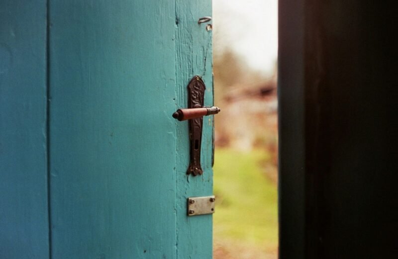 Puerta que se abre, piedras abrecaminos