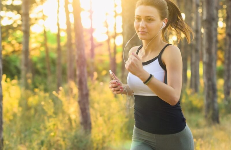 mujer corriendo con energía y vitalidad. gemas y aceites para la vitalidad y la energia