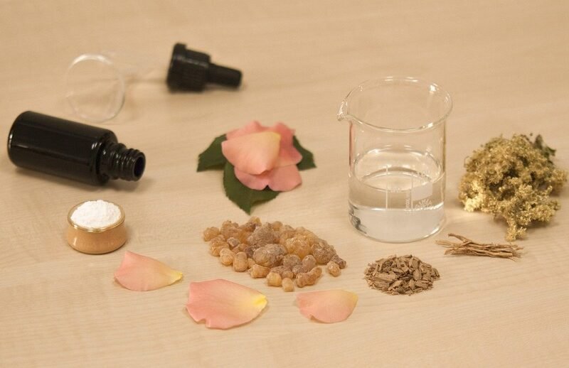 incienso e instrumental para elaborar perfumes